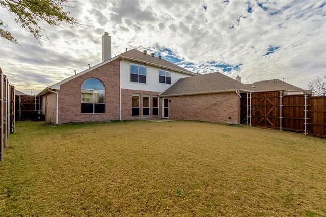 a view of a house with a backyard