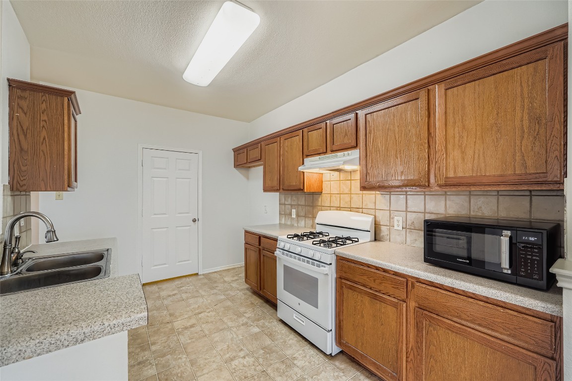 1101 Tudor House Road Pflugerville, TX 78660 - Photo 9 of 32 Dishwasher and gas stove