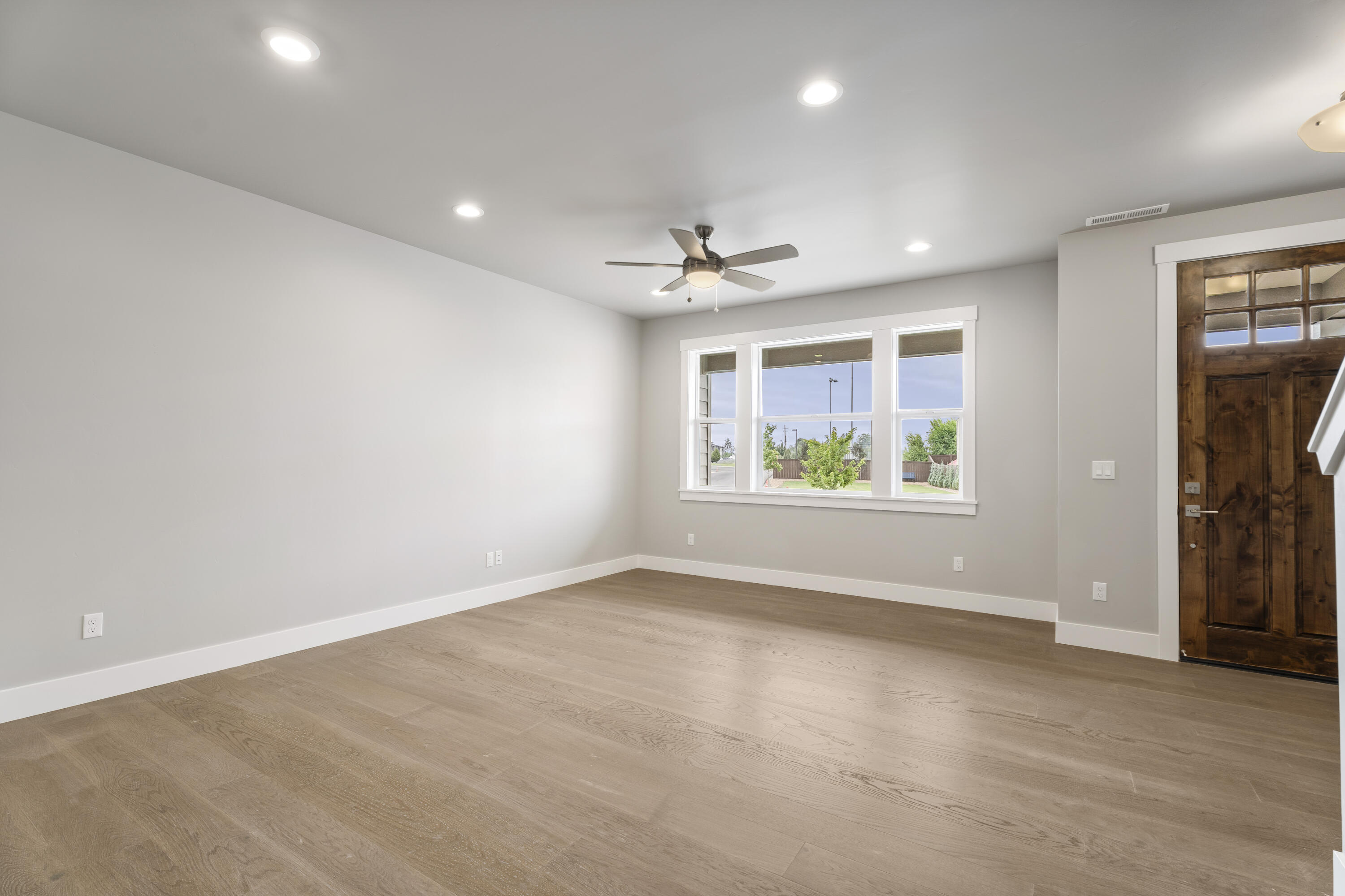 3937 Southwest Coyote Avenue, Unit LOT 154 Redmond, OR 97756 - Photo 10 of 24 13-Living Room
