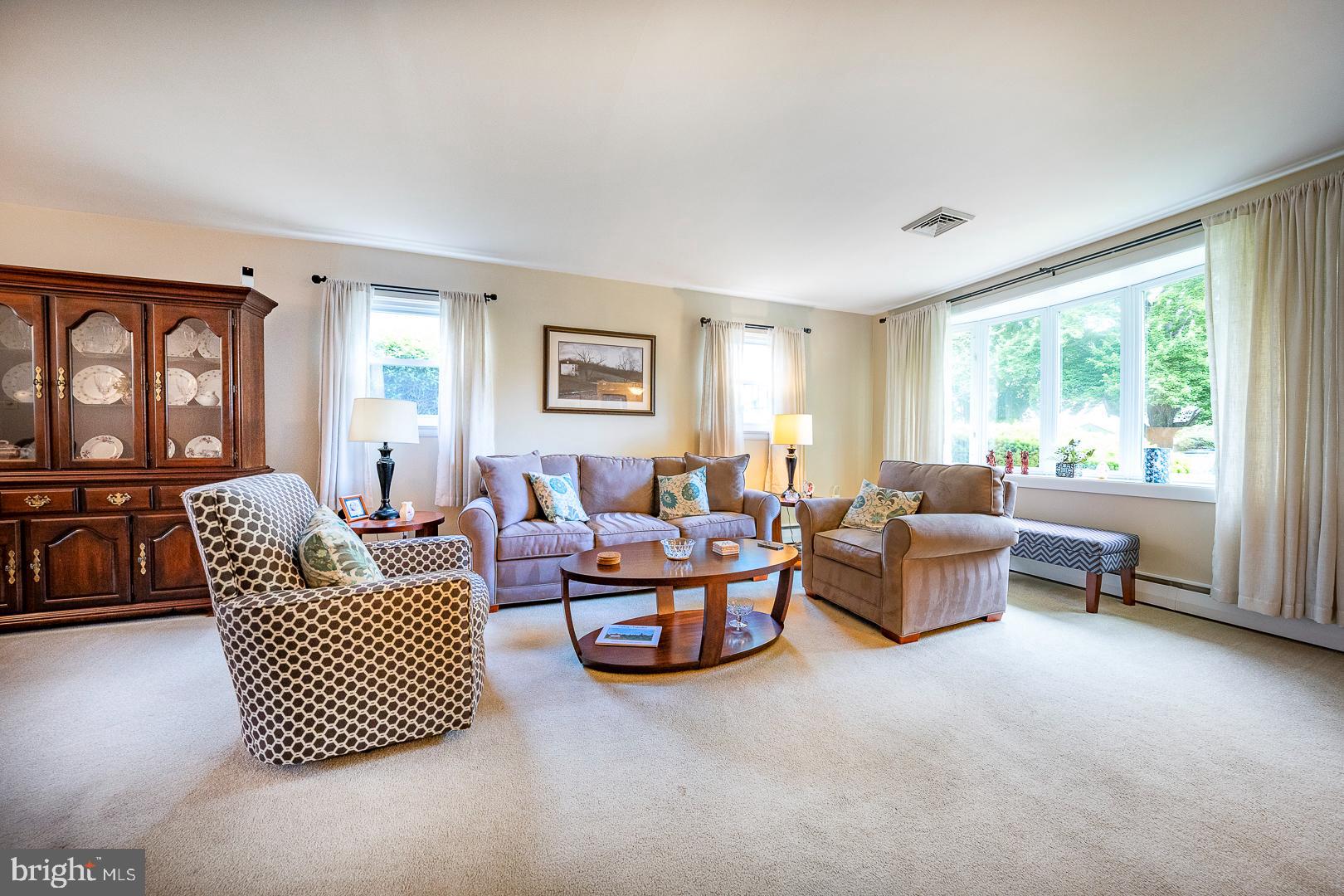 320 Bennett Road Springfield, PA 19064 - Photo 3 of 33 Living Room