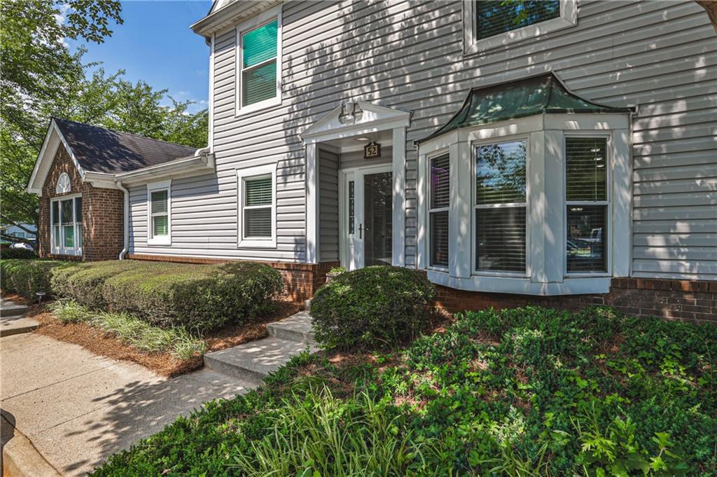a view of a house with backyard and garden