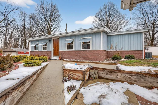 $195,000 | 1296 Charlton Drive, Hastings, MI 49058