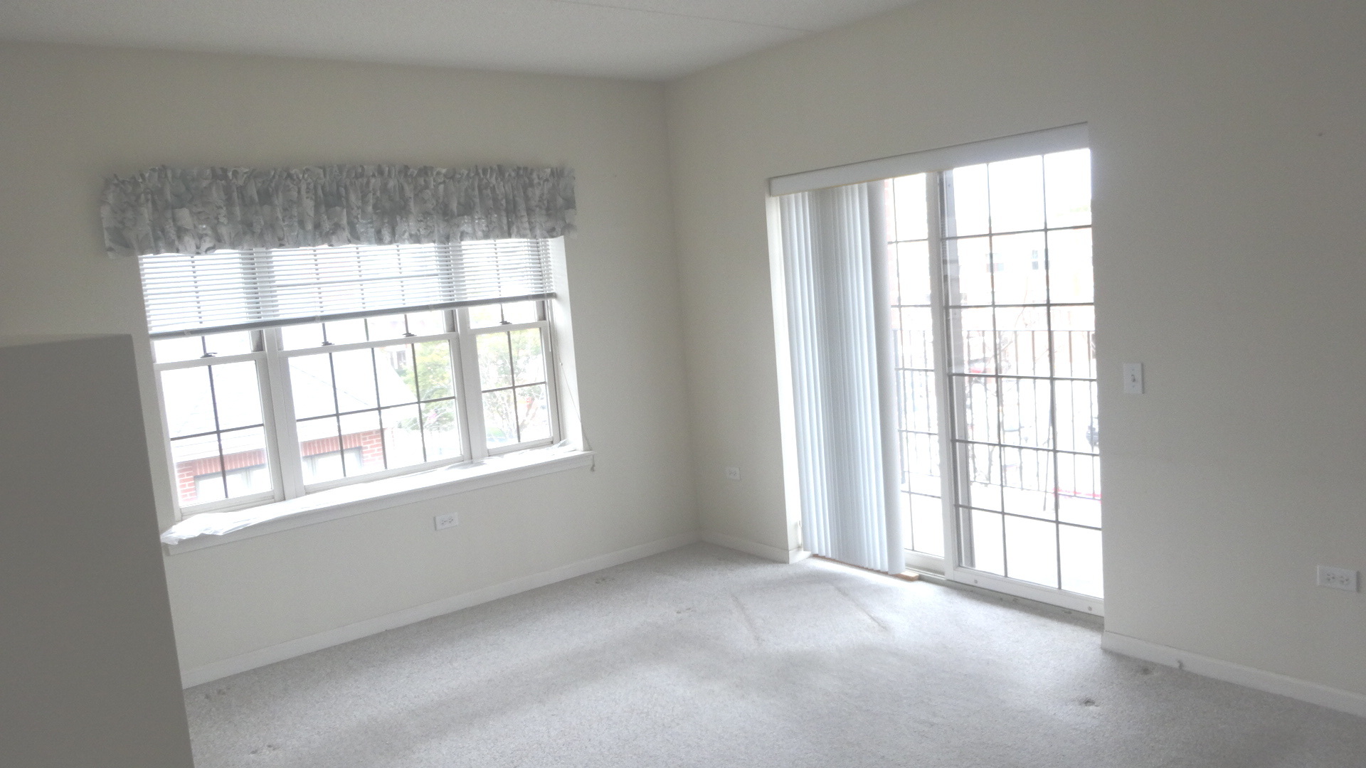 210 North Addison Avenue, Unit 401 Elmhurst, IL 60126 - Photo 15 of 30 an empty room with a window