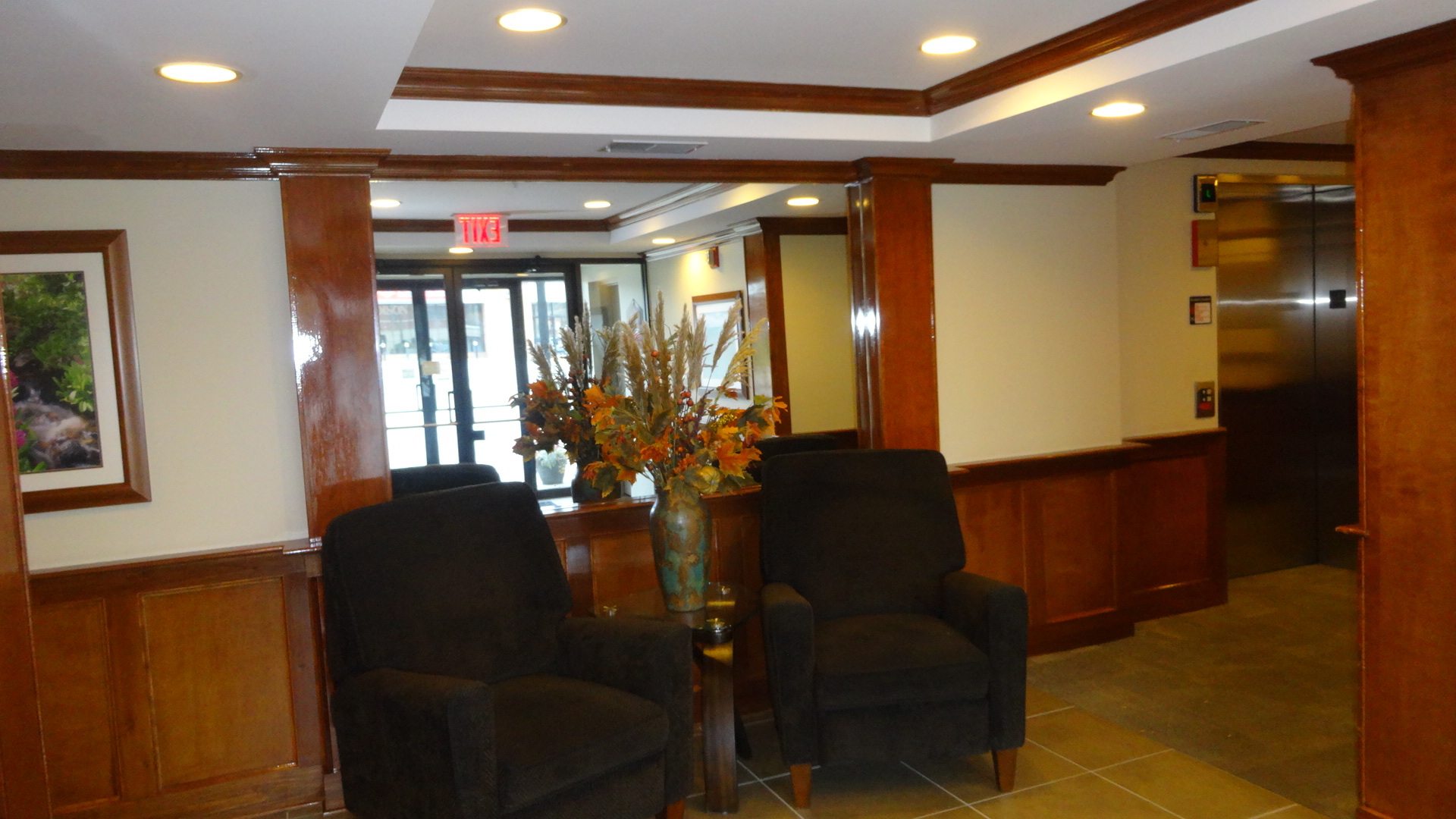 210 North Addison Avenue, Unit 401 Elmhurst, IL 60126 - Photo 3 of 30 a living room with furniture and a potted plant