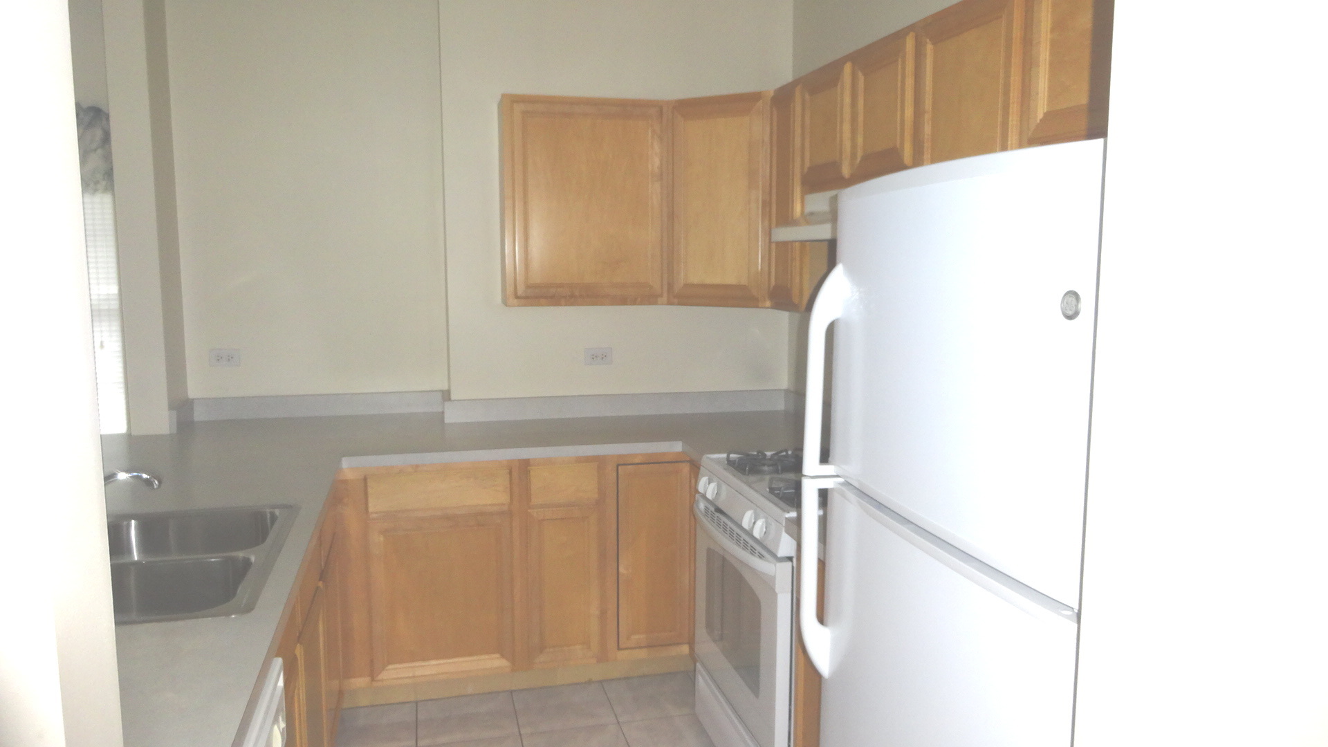 210 North Addison Avenue, Unit 401 Elmhurst, IL 60126 - Photo 10 of 30 a bathroom with a bathtub and a shower