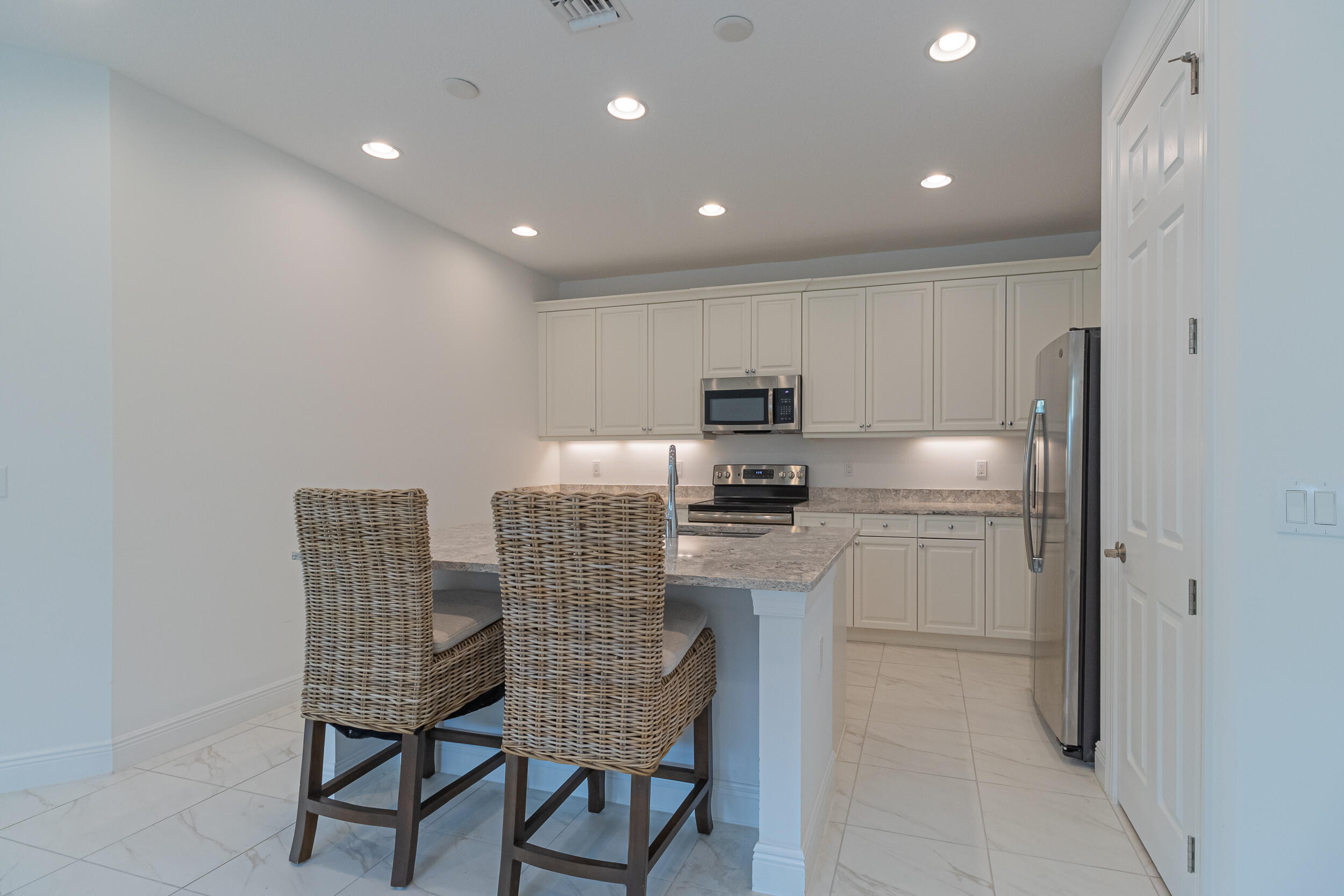 21012 Southwest Modena Way Port St. Lucie, FL 34986 - Photo 6 of 27 Kitchen