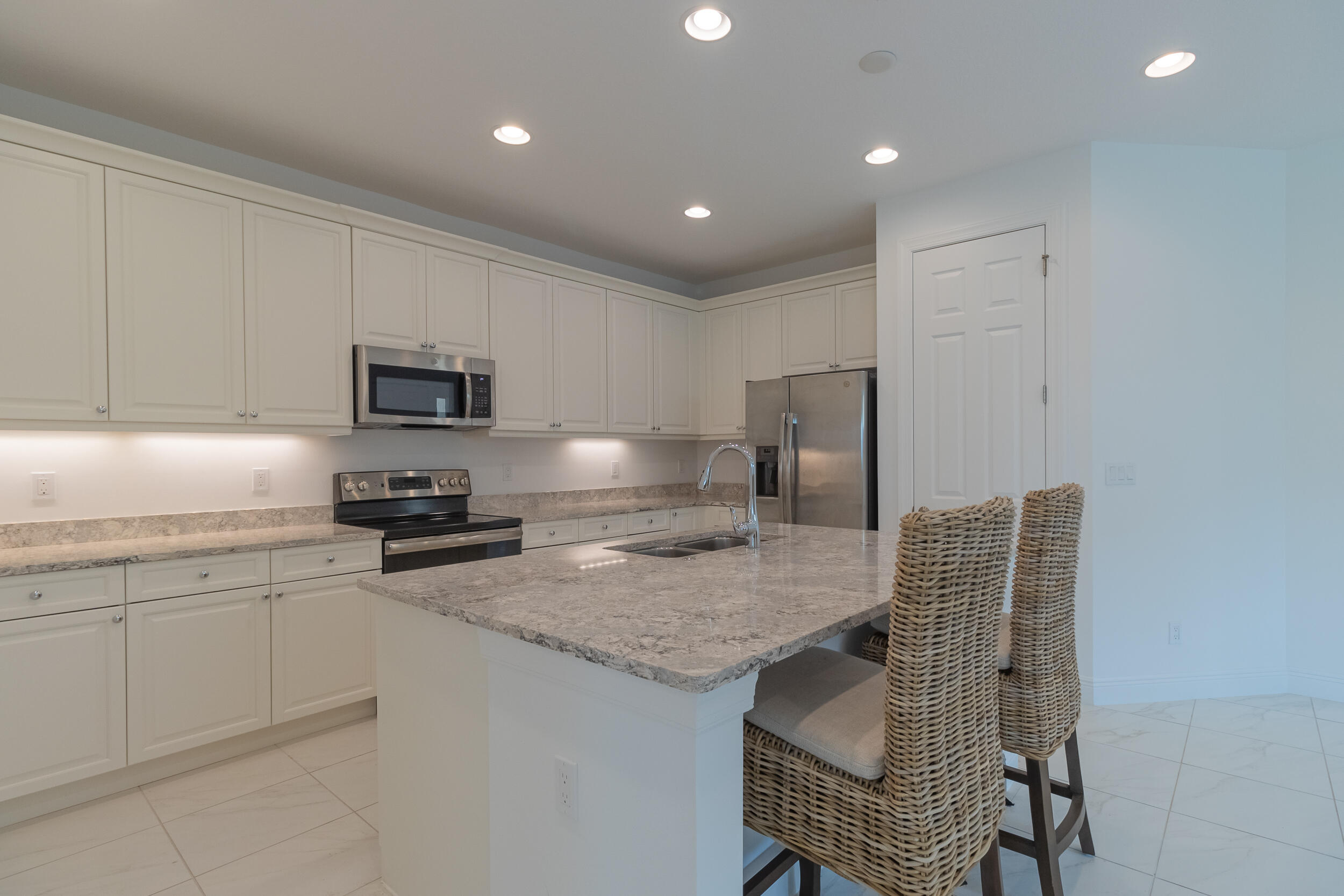 21012 Southwest Modena Way Port St. Lucie, FL 34986 - Photo 7 of 27 Kitchen