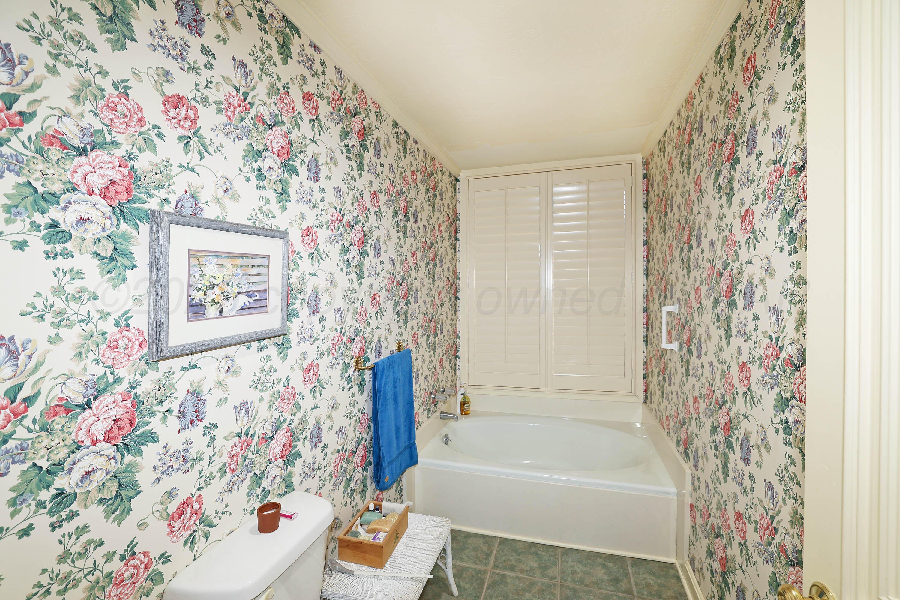 6 Woodstone Street Amarillo, TX 79106 - Photo 23 of 35 a bathroom with a bathtub and shower curtain