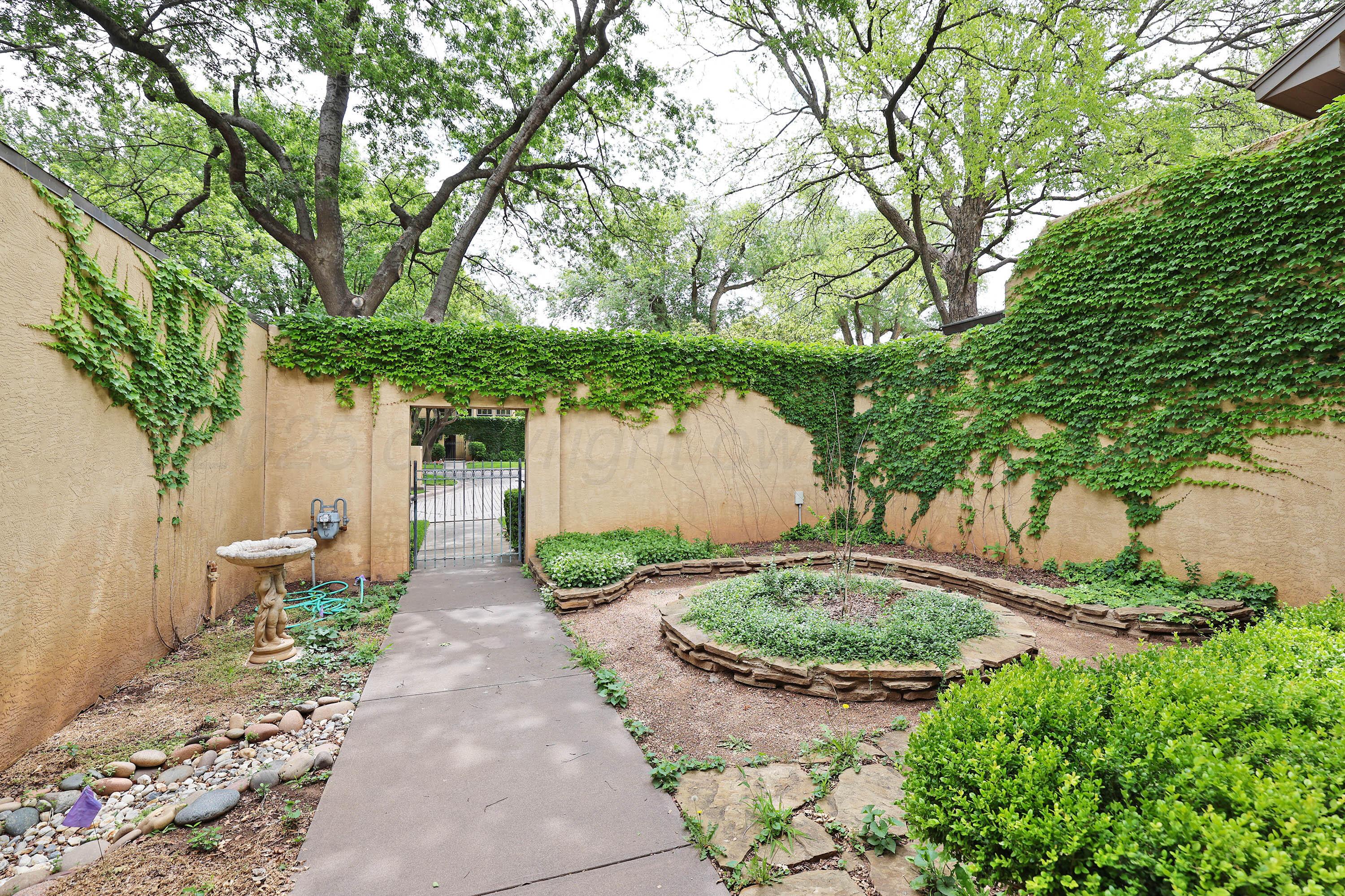 6 Woodstone Street Amarillo, TX 79106 - Photo 33 of 35 a front view of a house with garden