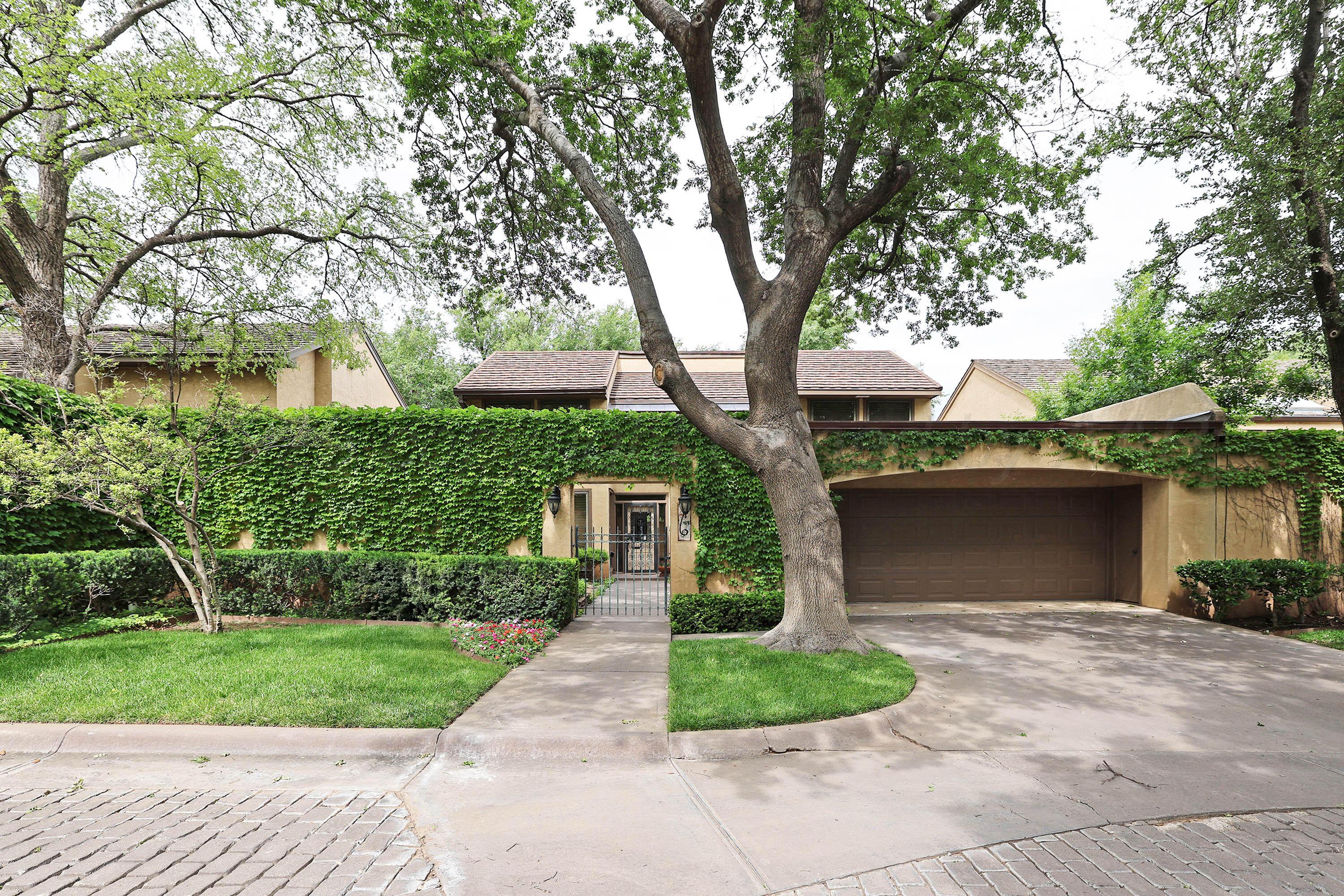 6 Woodstone Street Amarillo, TX 79106 - Photo 34 of 35 a front view of a house with garden