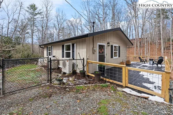 a view of backyard of the house