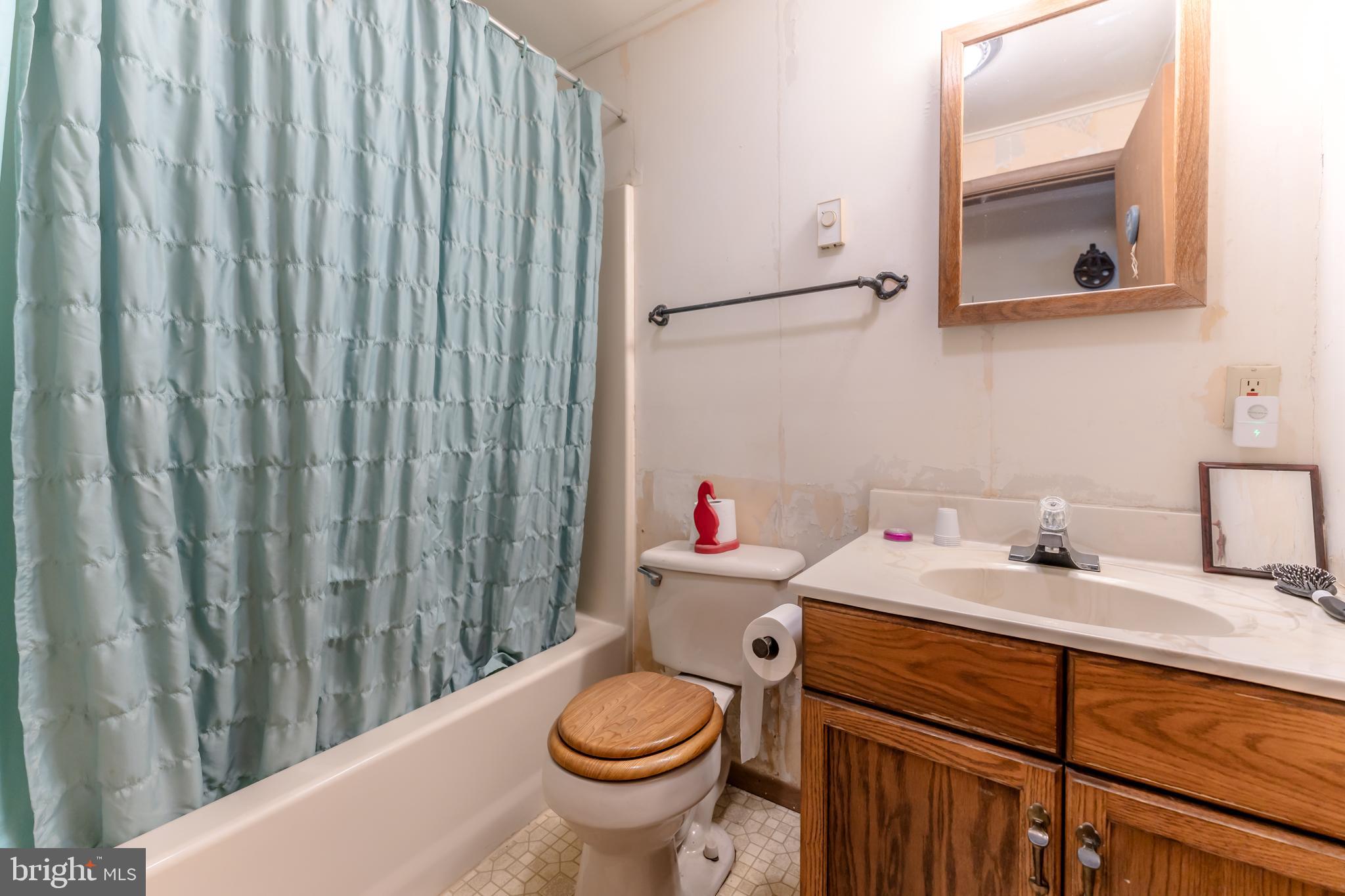 415 White Oak Road Lehighton, PA 18235 - Photo 21 of 45 a bathroom with a sink toilet and vanity