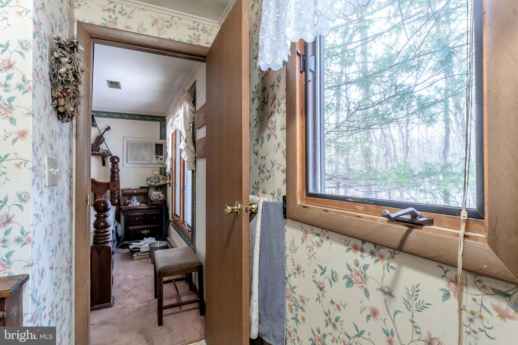 415 White Oak Road Lehighton, PA 18235 - Photo 32 of 45 a living room with furniture and a window