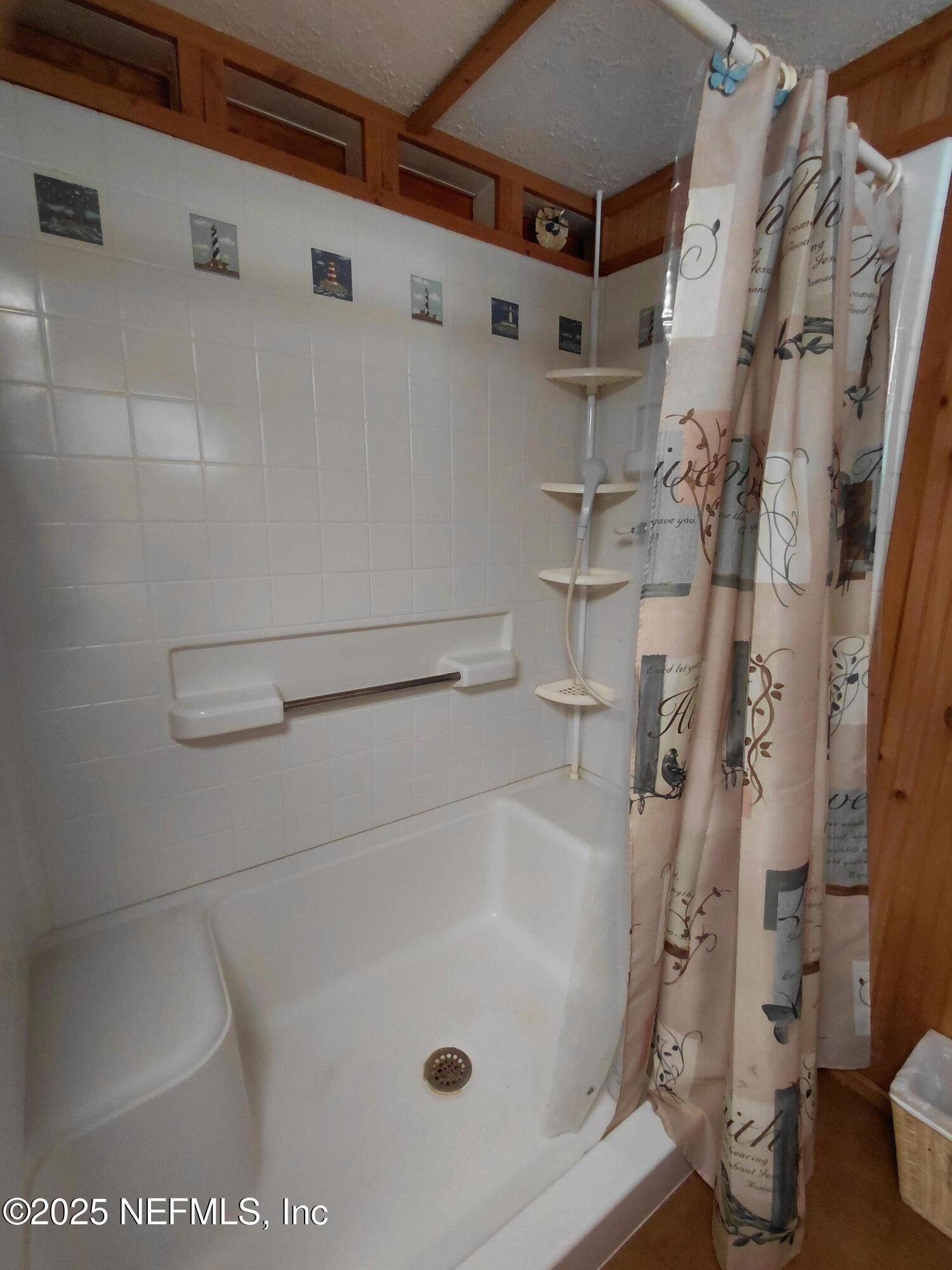 15690 Sears Road Jacksonville, FL 32218 - Photo 19 of 39 a bathroom with a tub