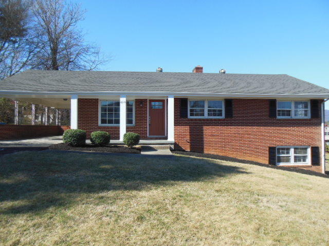 1610 Angus Road Northwest Roanoke, VA 24017 - Photo 1 of 14 Front