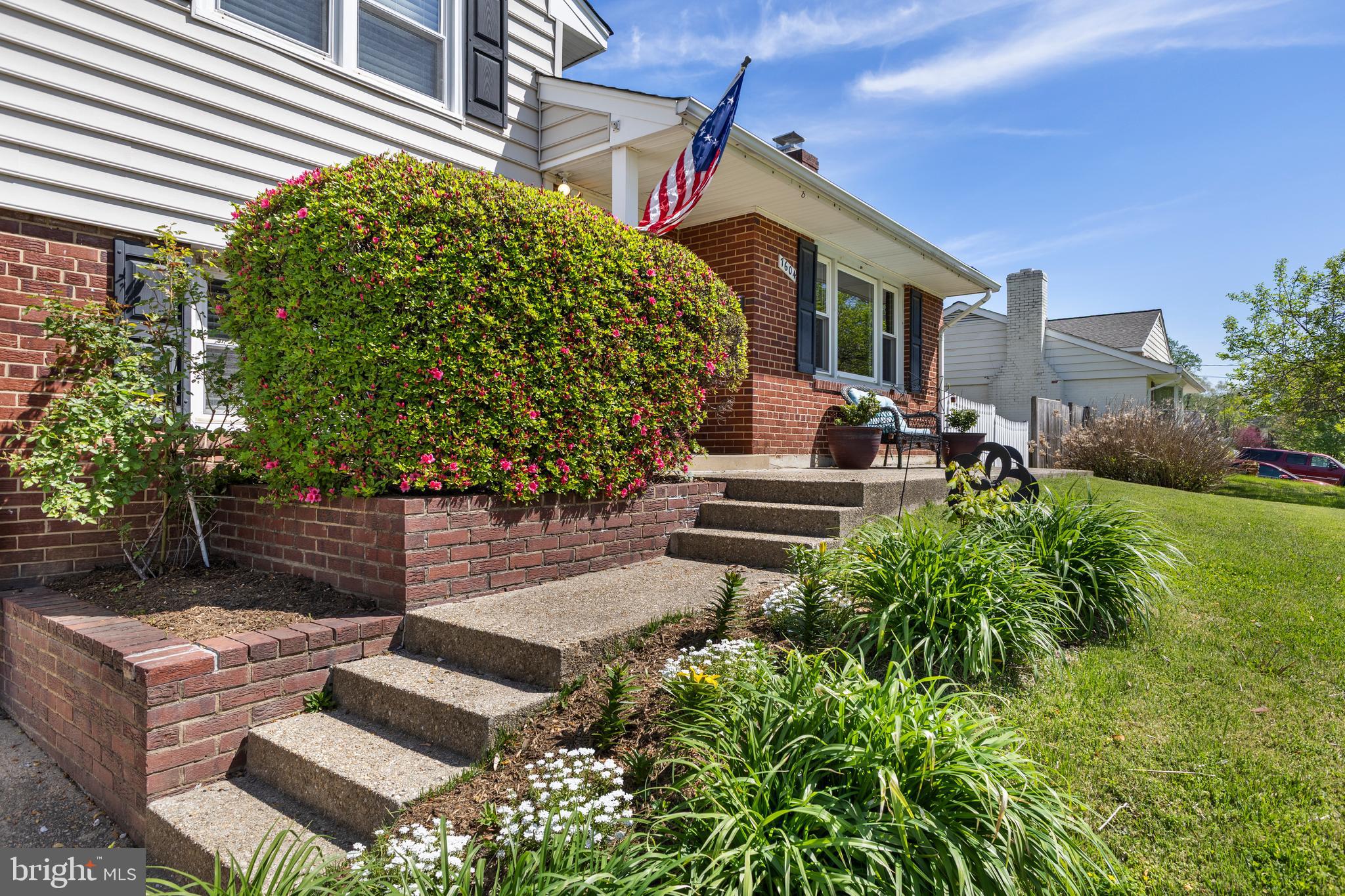 7604 Hogarth Street Springfield, VA 22151 - Photo 4 of 37 Nicely landscaped entry to the home