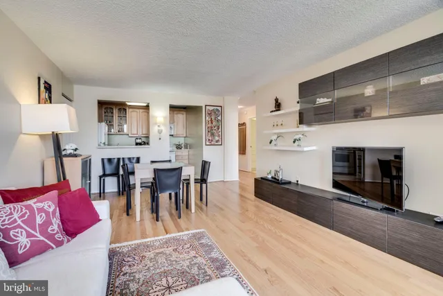 $2,595 | 1325 18th Street Northwest, Unit 807, Washington, DC 20036