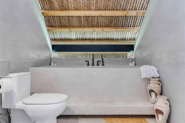 a bathroom with a toilet and a bathtub