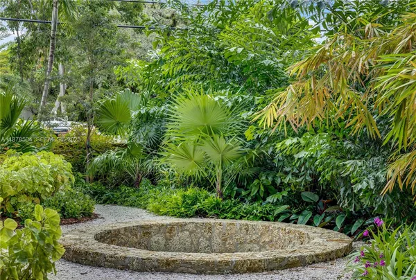 a view of entryway of the house