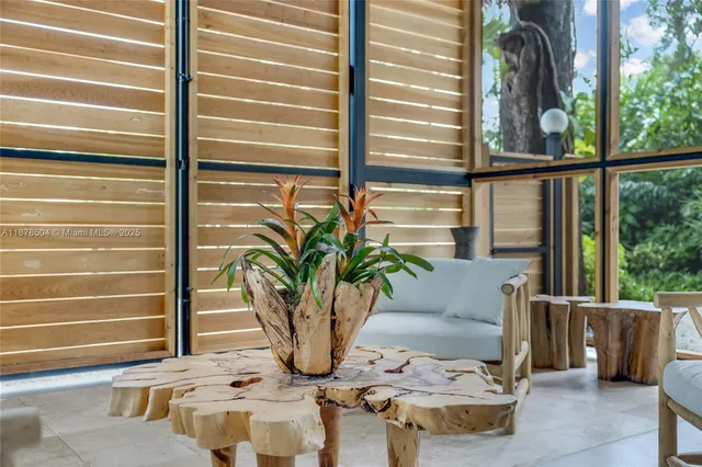 a view of entryway of the house