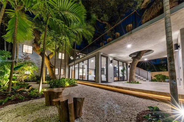 a view of a backyard