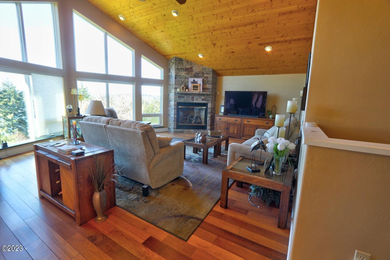 7555 Yaquina Bay Road Newport, OR 97365 - Photo 9 of 54 Living Room