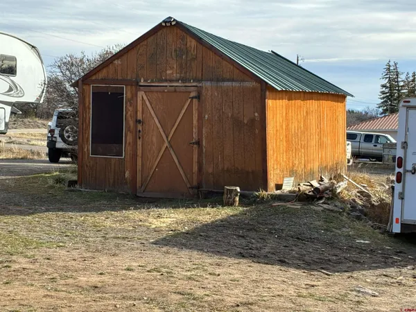 a view of a house with backyard