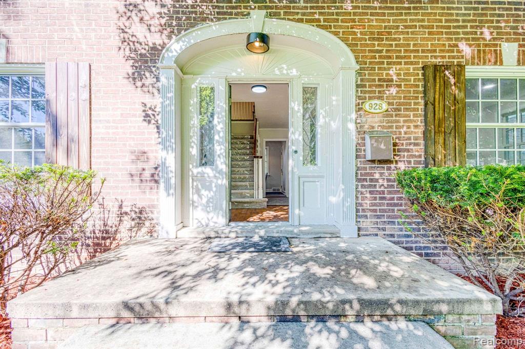 928 Pemberton Road Grosse Pointe Park, MI 48230 - Photo 3 of 29