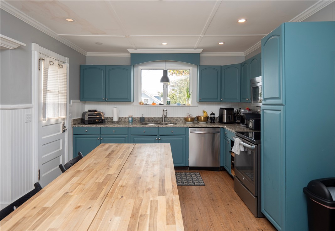 29 Anthony Street Newport, RI 02840 - Photo 4 of 29