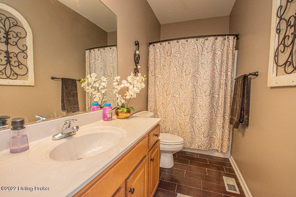 10205 Vantage Road Louisville, KY 40299 - Photo 16 of 30 019_Full Bath