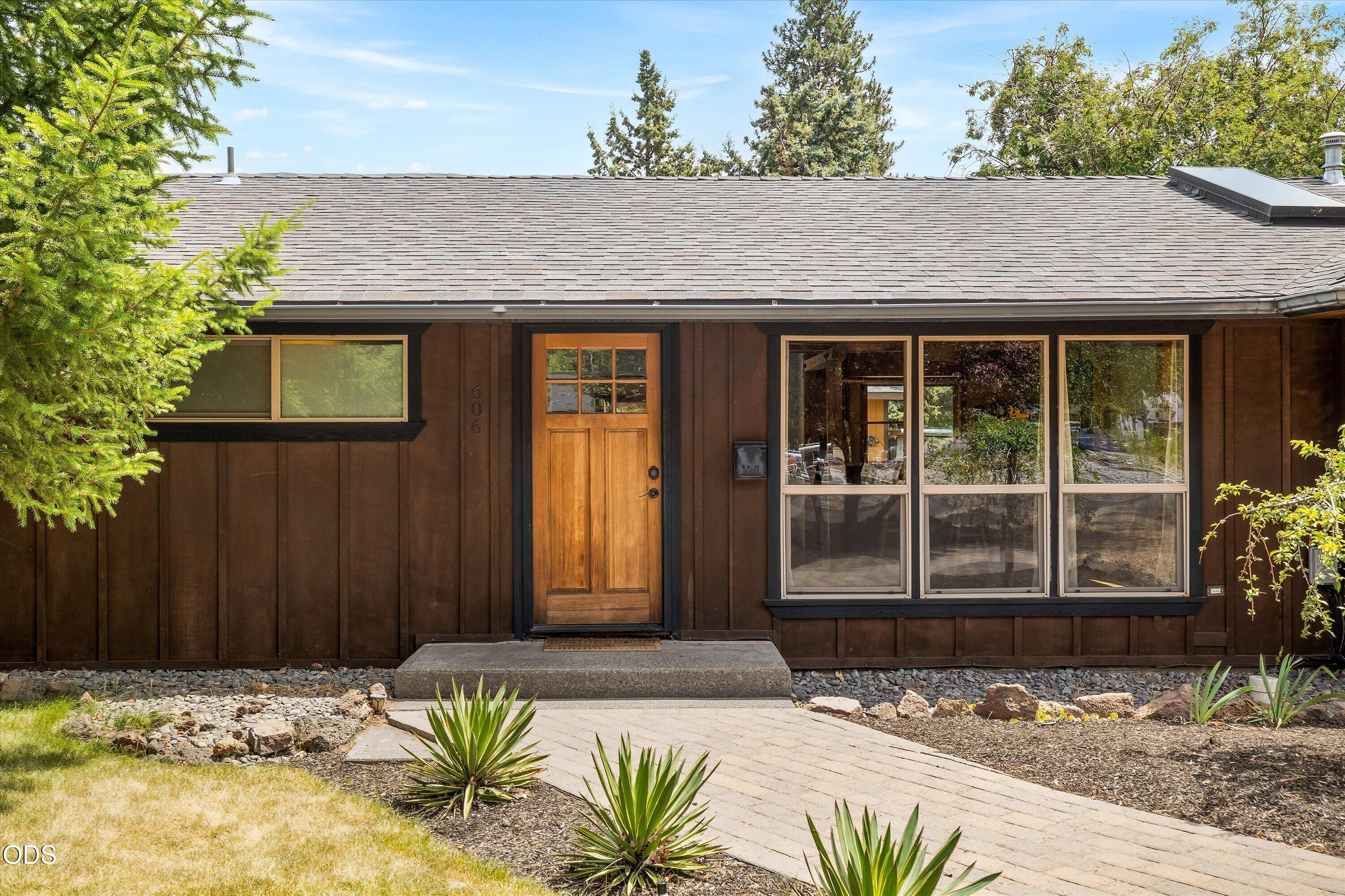 606 Northeast 9th Street Bend, OR 97701 - Photo 3 of 37