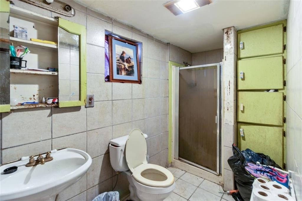 733 East Earling Road San Juan, TX 78589 - Photo 16 of 19 a bathroom with a sink a toilet and shower