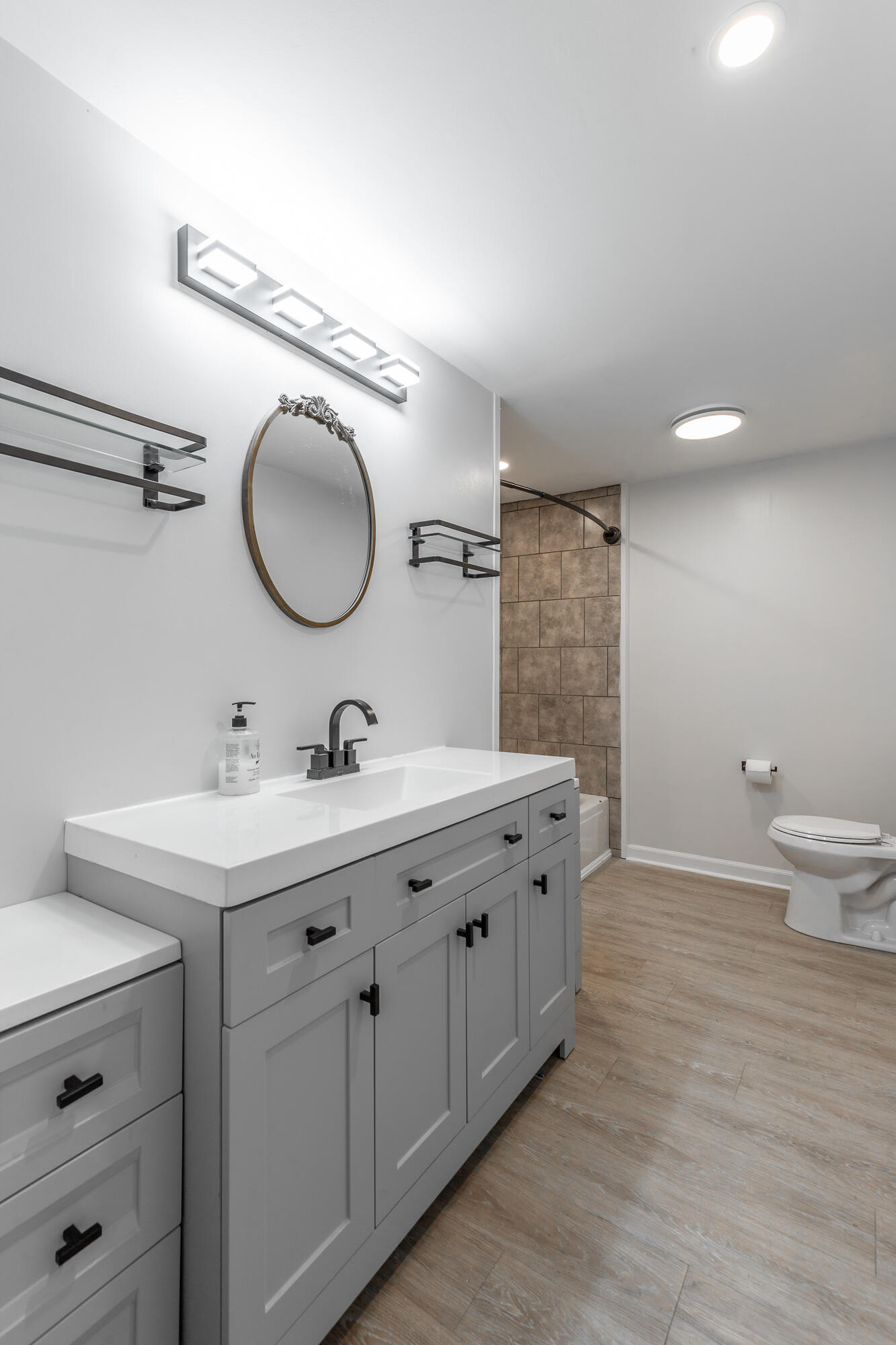 6582 Fairview Road Hixson, TN 37343 - Photo 23 of 34 Guest Bath