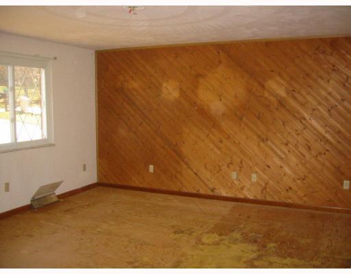 390 Roberts Road Plum, PA 15239 - Photo 4 of 14 Living Room.