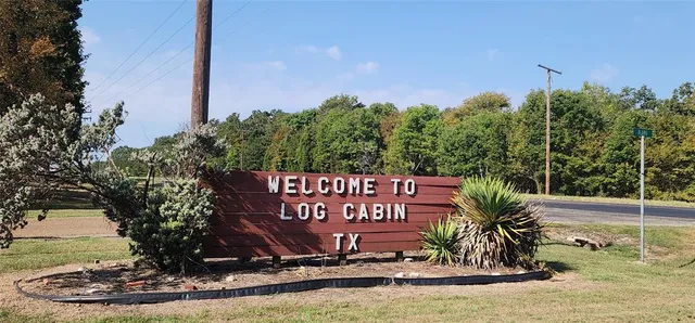 a view of a yard with a house