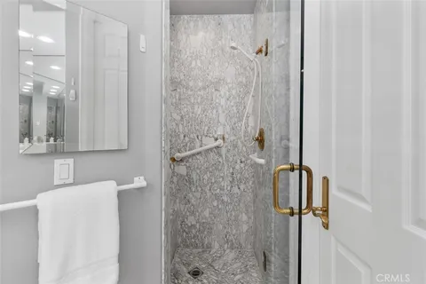 a en suite bathroom with double vanity and a mirror