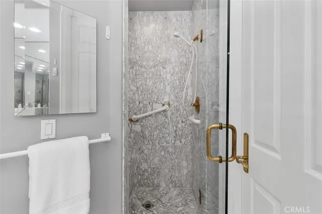 a en suite bathroom with double vanity and a mirror