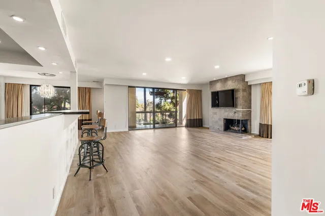 $1,350,000 | 4460 Wilshire Boulevard, Unit 406, Los Angeles, CA 90010