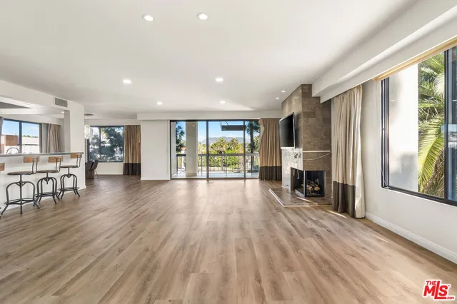 $1,350,000 | 4460 Wilshire Boulevard, Unit 406, Los Angeles, CA 90010
