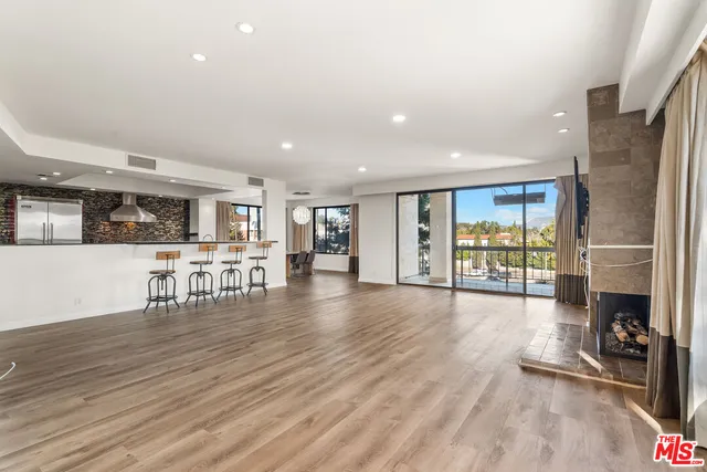 $1,350,000 | 4460 Wilshire Boulevard, Unit 406, Los Angeles, CA 90010