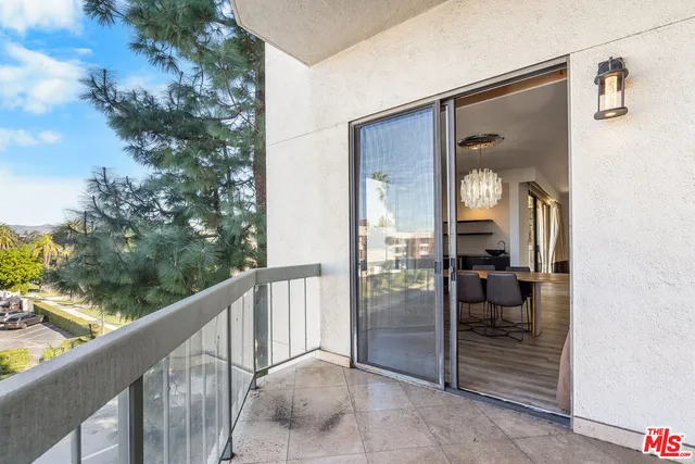 $1,350,000 | 4460 Wilshire Boulevard, Unit 406, Los Angeles, CA 90010