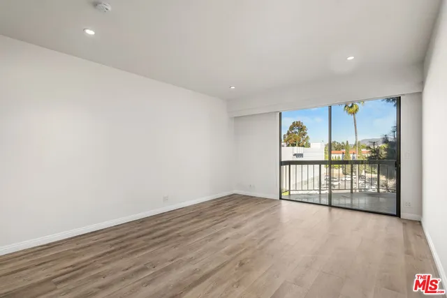 $1,350,000 | 4460 Wilshire Boulevard, Unit 406, Los Angeles, CA 90010