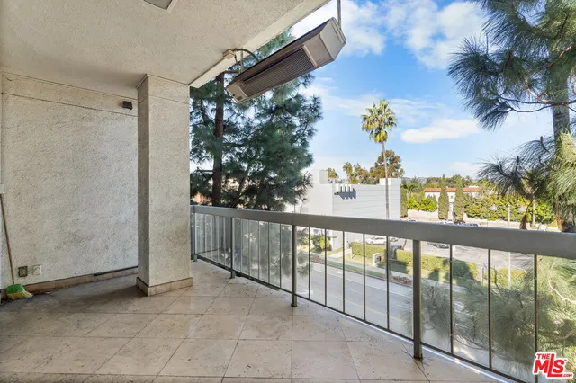 $1,350,000 | 4460 Wilshire Boulevard, Unit 406, Los Angeles, CA 90010