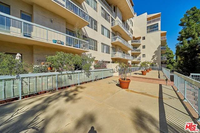 $1,350,000 | 4460 Wilshire Boulevard, Unit 406, Los Angeles, CA 90010