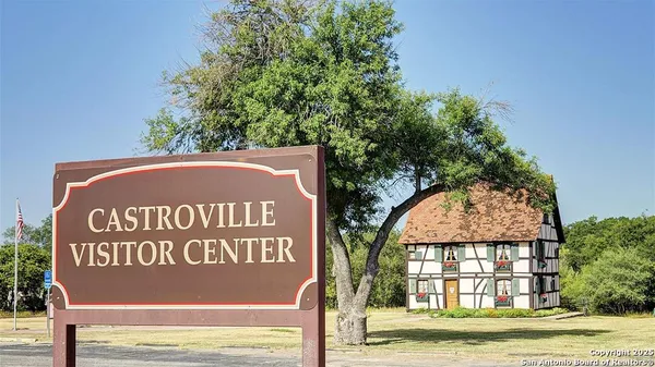 $539,900 | 494 White Oak, Castroville, TX 78009