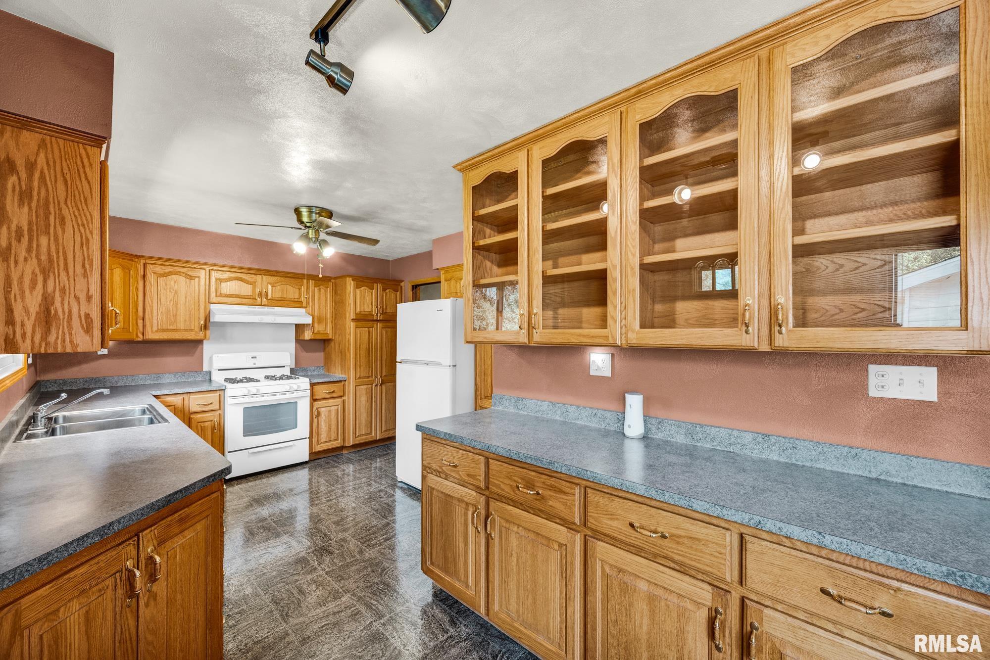 2008 Lighter Street Pekin, IL 61554 - Photo 8 of 27