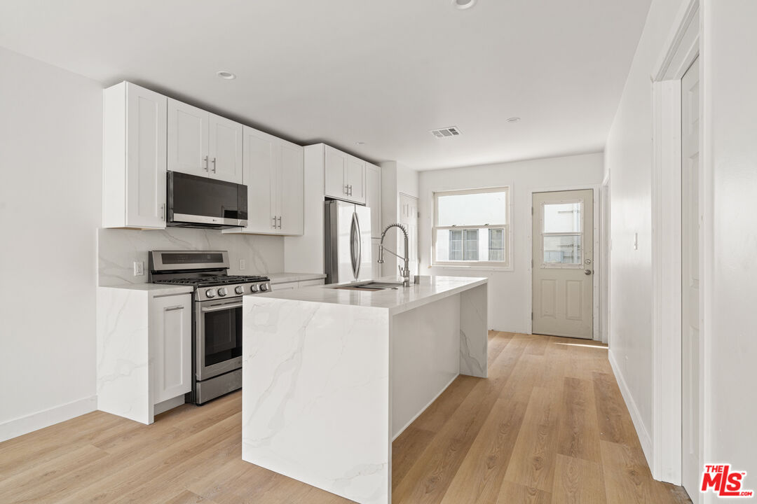 820 3rd Street, Unit 4 Santa Monica, CA 90403 - Photo 5 of 11