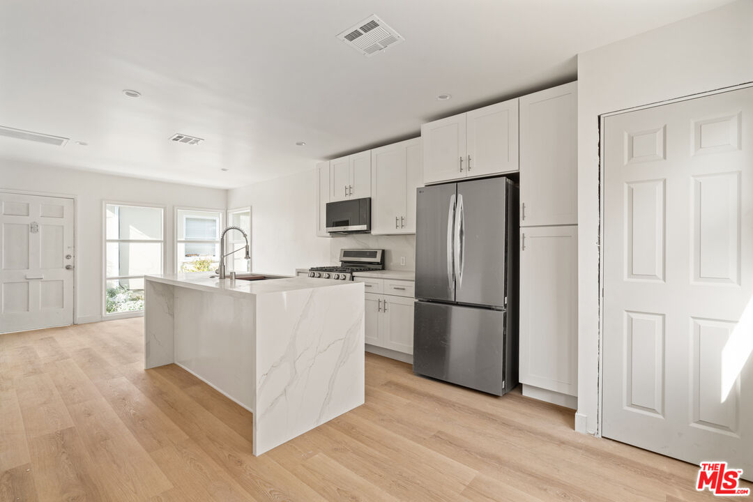 820 3rd Street, Unit 4 Santa Monica, CA 90403 - Photo 6 of 11