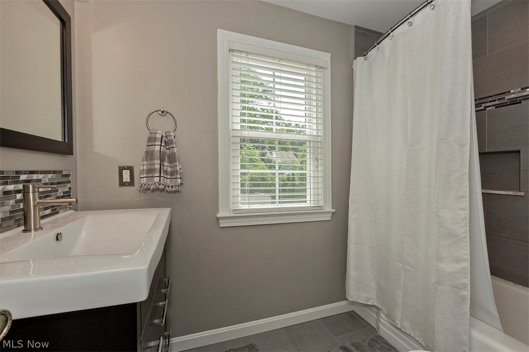4202 Bushnell Road University Heights, OH 44118 - Photo 20 of 35 Exceptional full bath on 2nd floor.