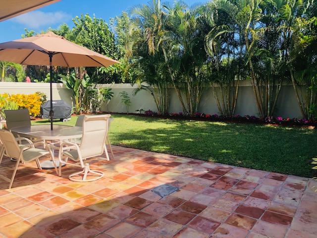 155 Seashore Drive Jupiter, FL 33477 - Photo 24 of 32 Large back yard